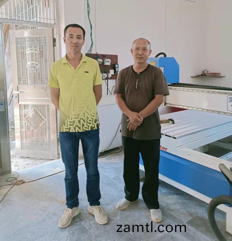 湖南衡陽(yáng)(yang)1325型(xing)帶鏇(xuan)轉(zhuan)軸(zhou)木工鵰(diao)刻機(圖1)